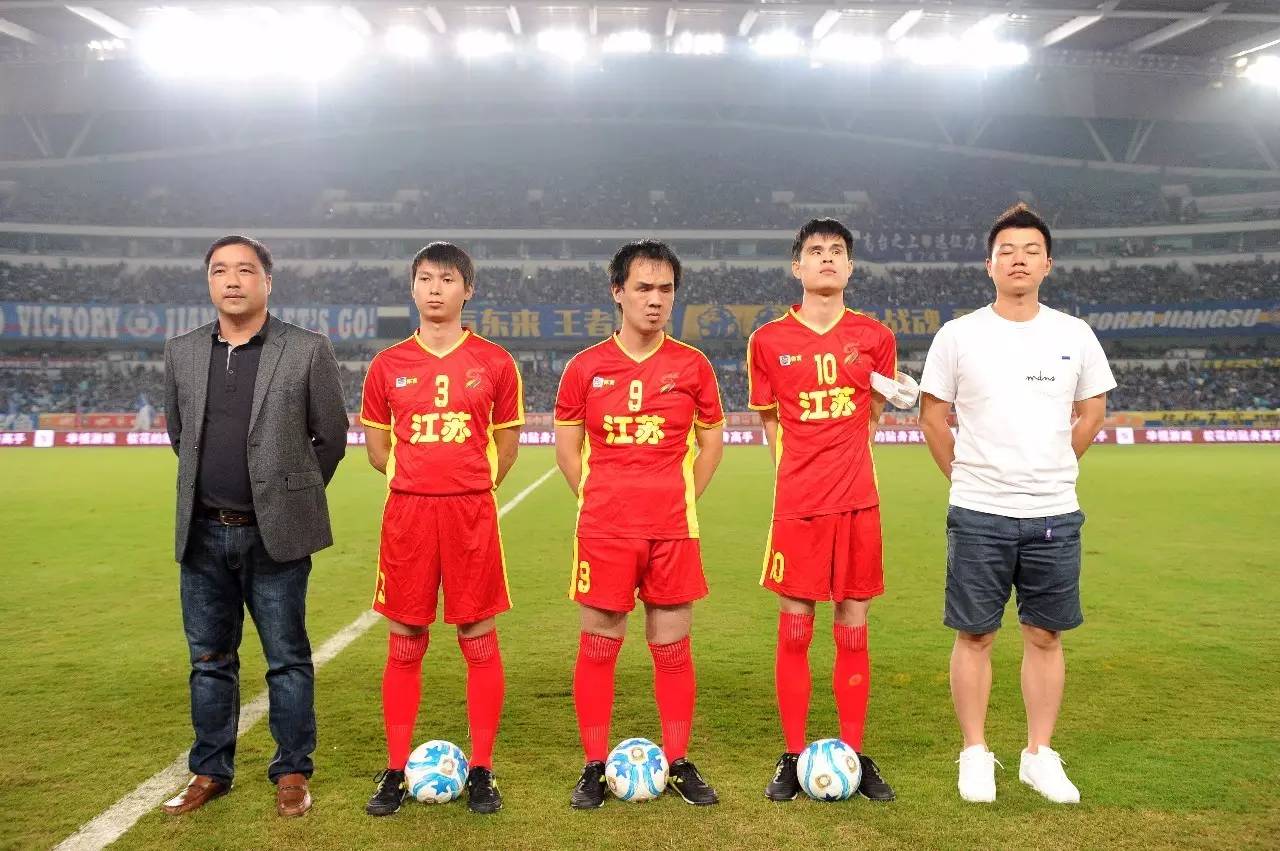 Uzi名人堂造型火了，身着中山装，代表中国选手，玩家迎来狂欢日