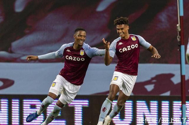 《剑星》体模申才恩新美图赏：肌肤白皙眼神勾人！